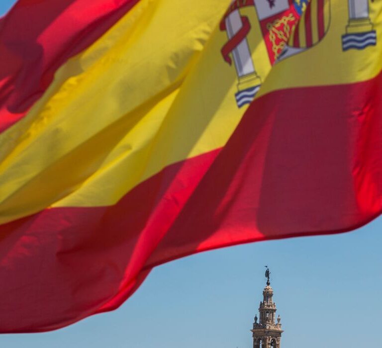España flexibiliza las reglas para que extranjeros puedan estudiar y trabajar al mismo tiempo