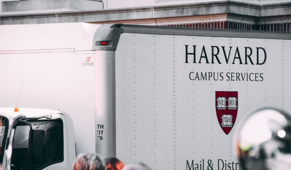 Trump intensifica su ofensiva contra Harvard y exige datos privados de estudiantes internacionales