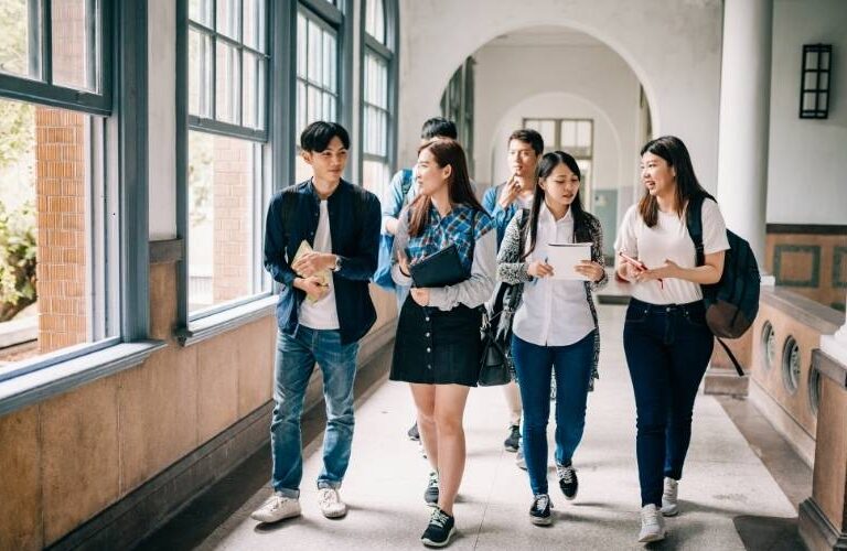 Icetex publica listado actualizado de instituciones extranjeras que ofrecen becas a colombianos