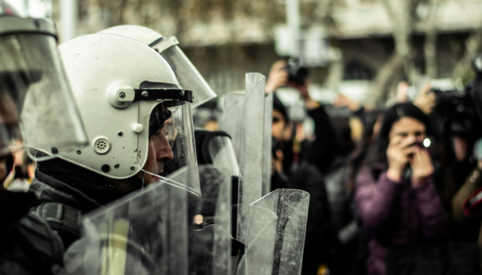Fuerza policial intentando tomar control