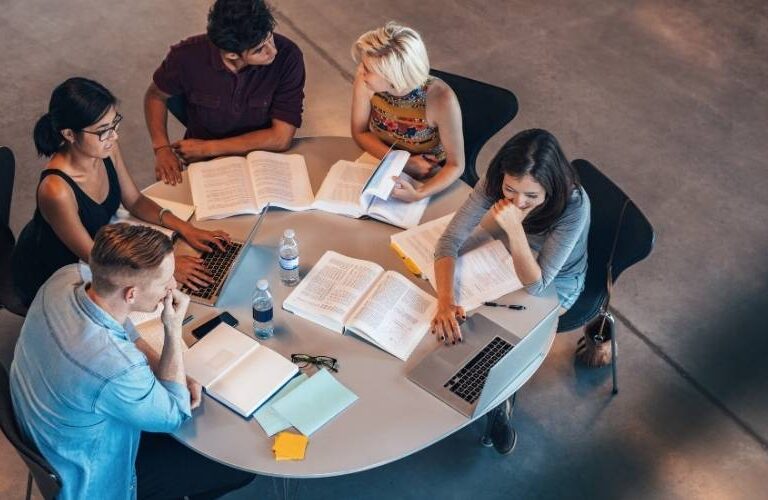 Mejores países para estudiar en el exterior para colombianos este 2026: por qué hacerlo con una agencia es la mejor decisión