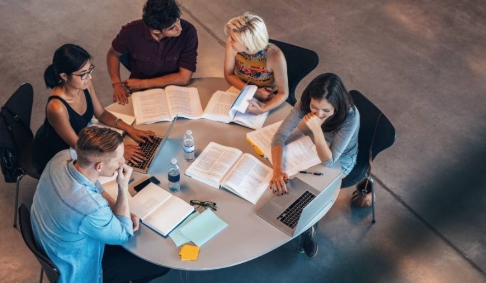 Mejores países para estudiar en el exterior para colombianos este 2026: por qué hacerlo con una agencia es la mejor decisión